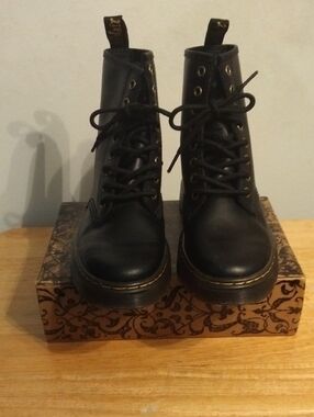 Used Dr. Martens Women’s Black Lace-Up Leather Combat Boots Size 6